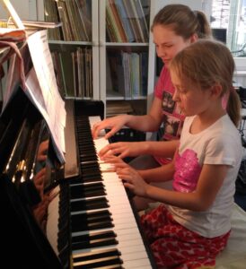 Klavierunschüler spielen vierhändig in Detmold