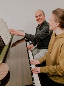 Klavierlehrer Ralf Schäfer und Schülerin spielen Klavier, Klavierunterricht