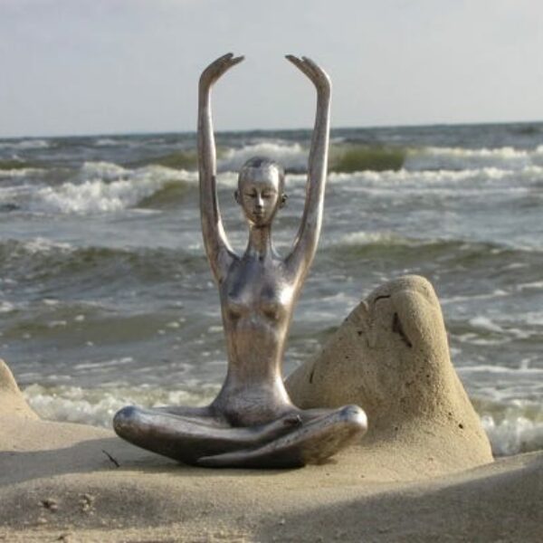 Yogafigur am Strand