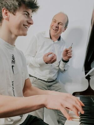 Klavierlehrer Ralf Schaefer unterrichtet