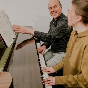 Klavierlehrer Ralf Schäfer und Schülerin spielen Klavier, Klavierunterricht