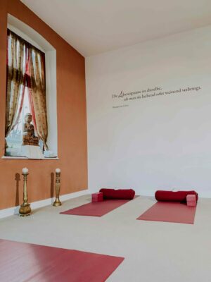 Yoga Raum mit Buddha und Yogamatten